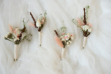 Load image into Gallery viewer, Boutonnière de fleurs séchées