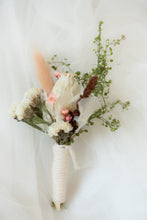 Load image into Gallery viewer, Boutonnière de fleurs séchées