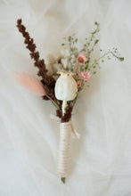 Load image into Gallery viewer, Boutonnière de fleurs séchées