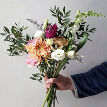 Load image into Gallery viewer, Bouquet séduction - Fleurs fraîches
